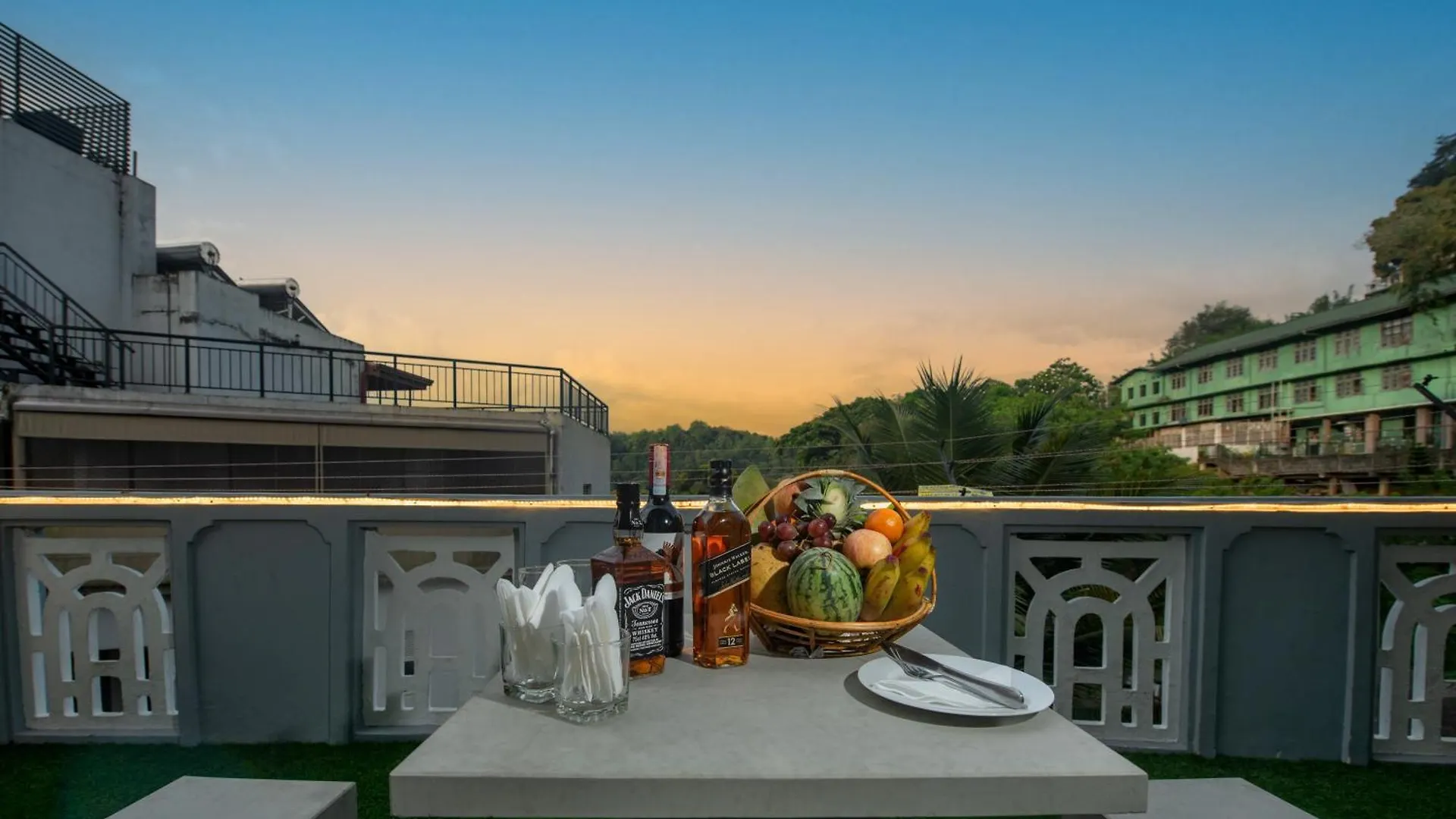** Hotel Ceyloni Lake Residency Kandy Sri Lanka