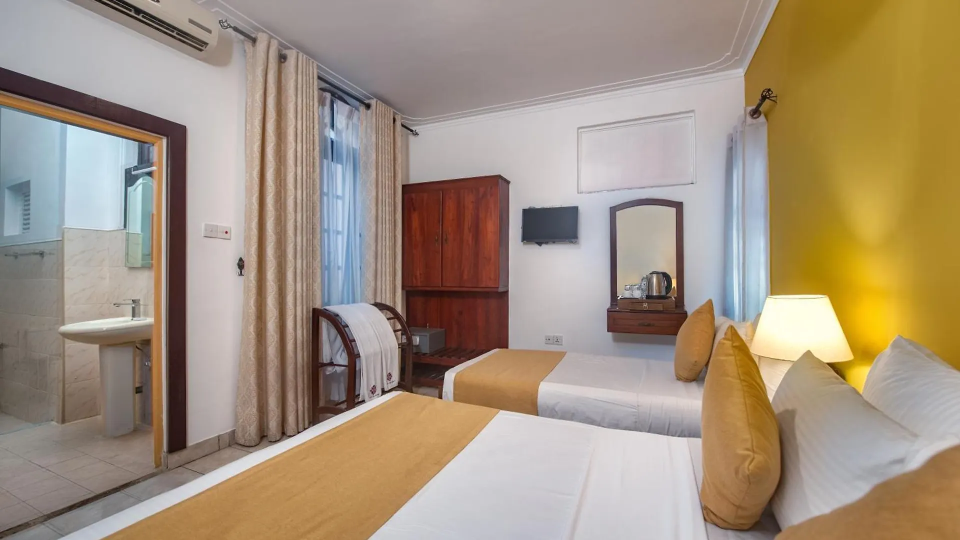 ** Hotel Ceyloni Lake Residency Kandy Sri Lanka