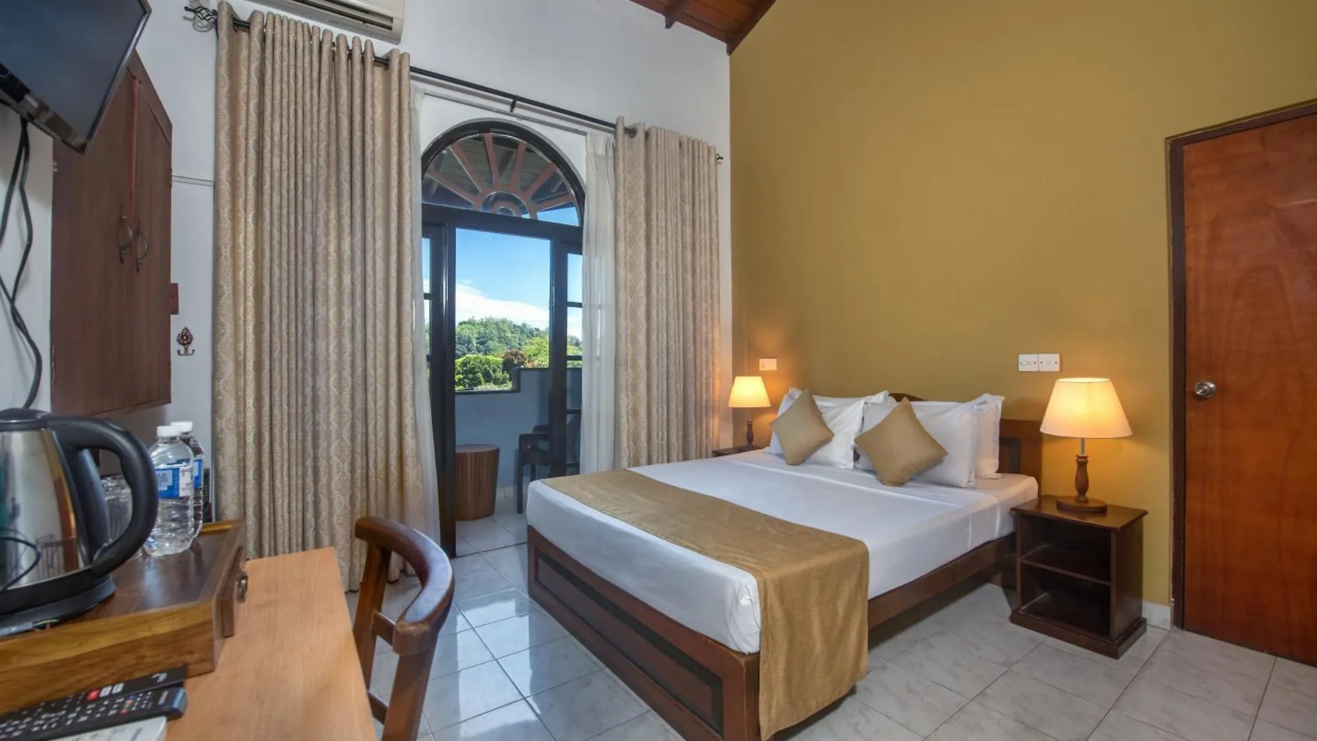 ** Hotel Ceyloni Lake Residency Kandy Sri Lanka