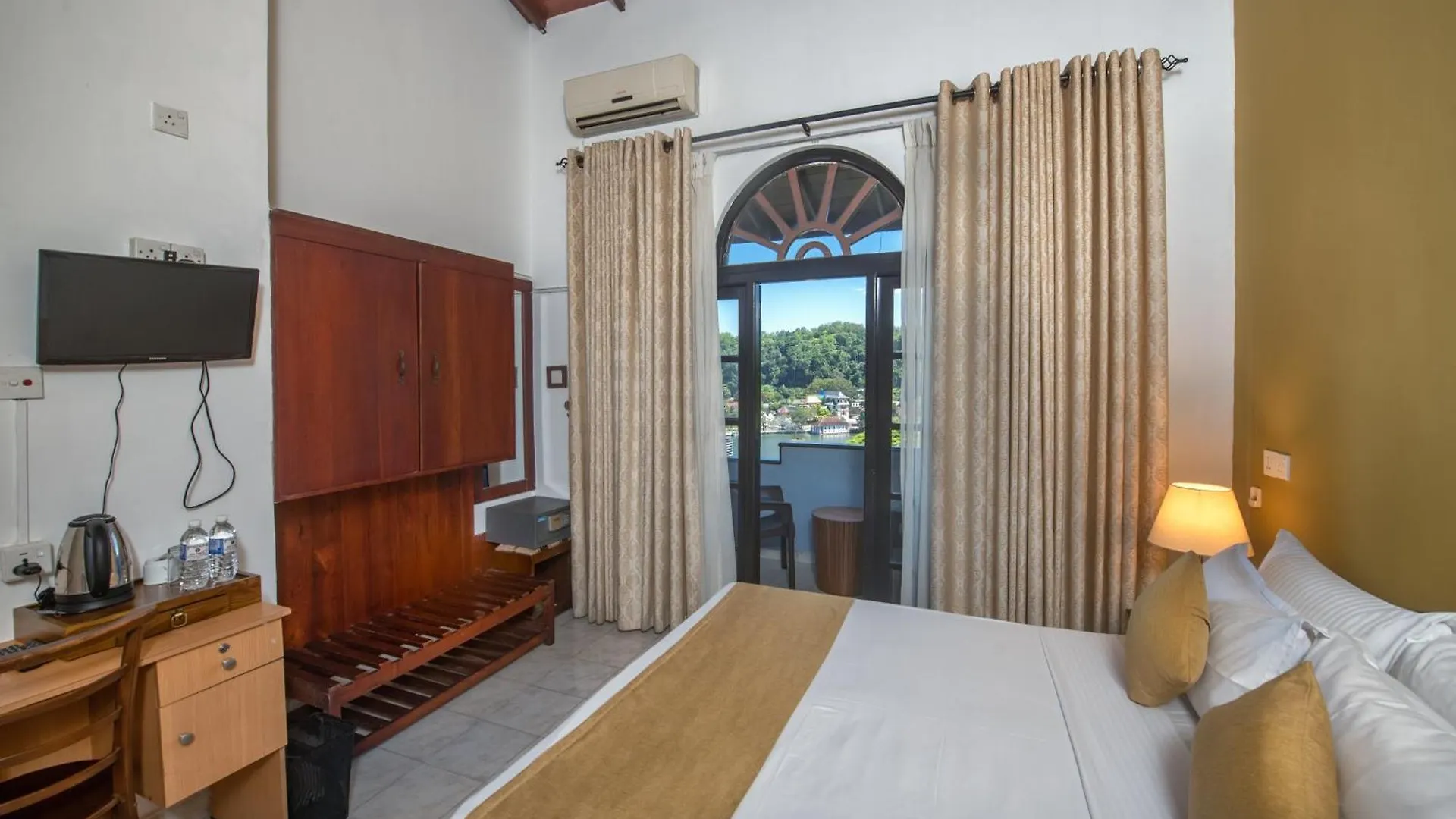 Hotel Ceyloni Lake Residency Kandy
