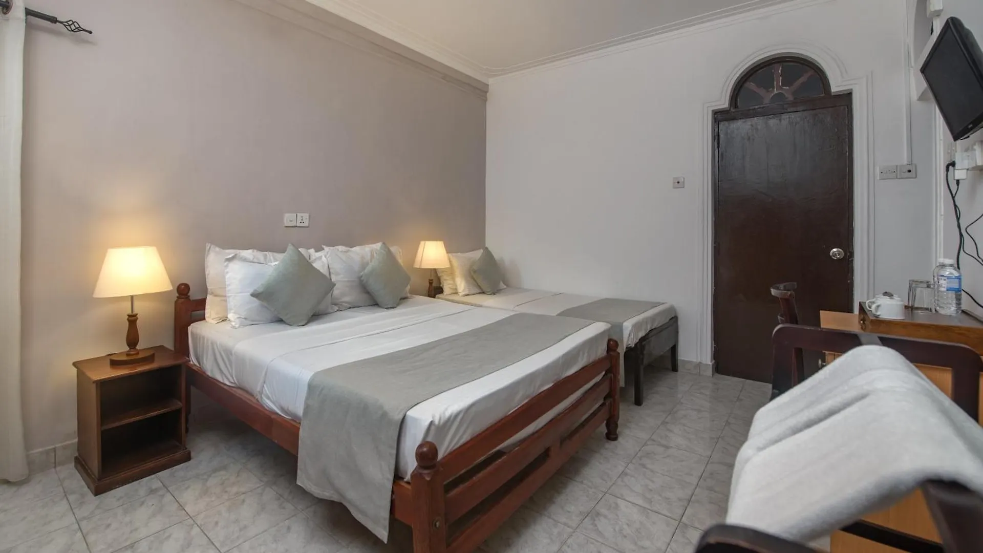 Hotel Ceyloni Lake Residency Kandy