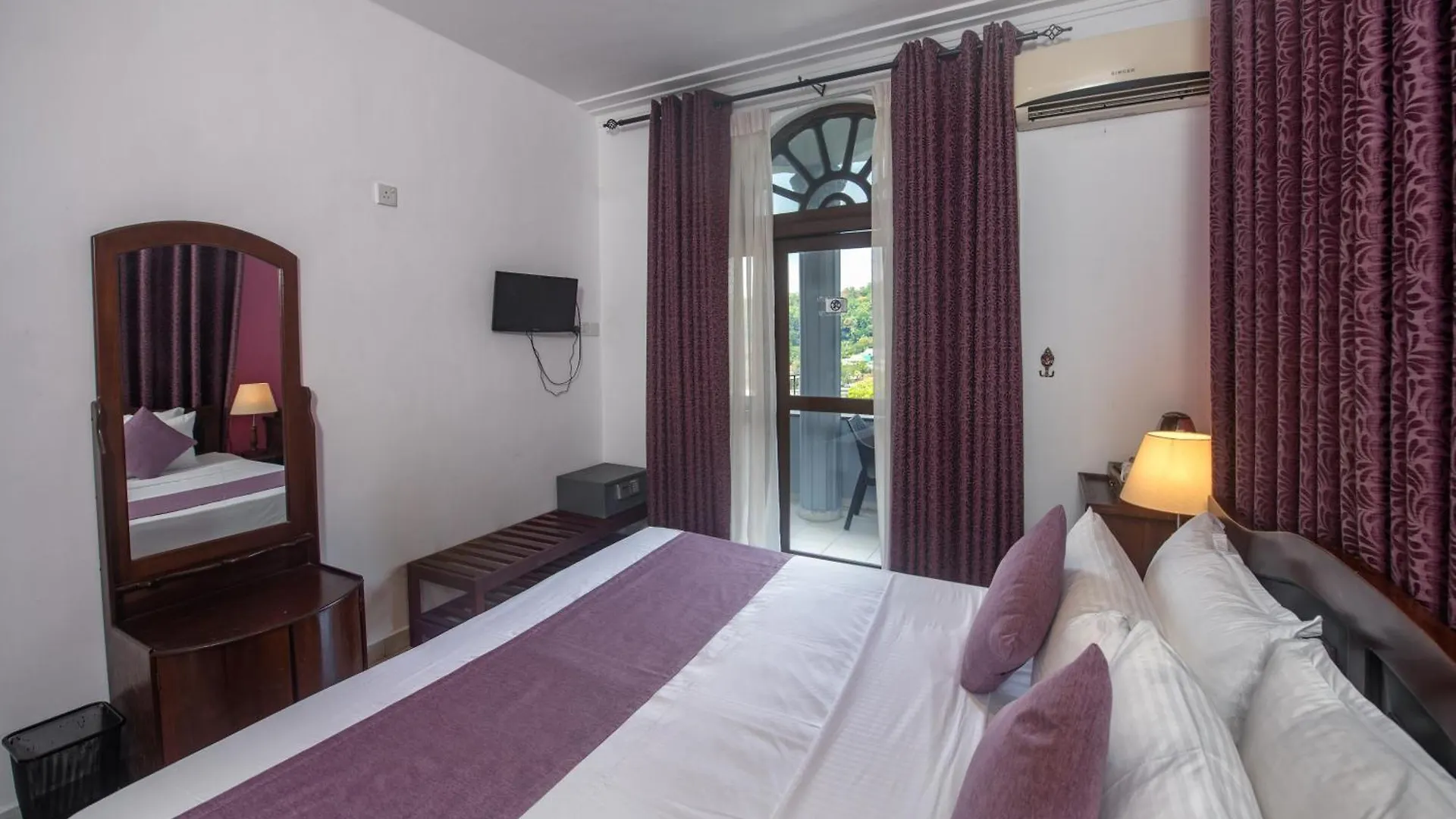 Hotel Ceyloni Lake Residency Kandy
