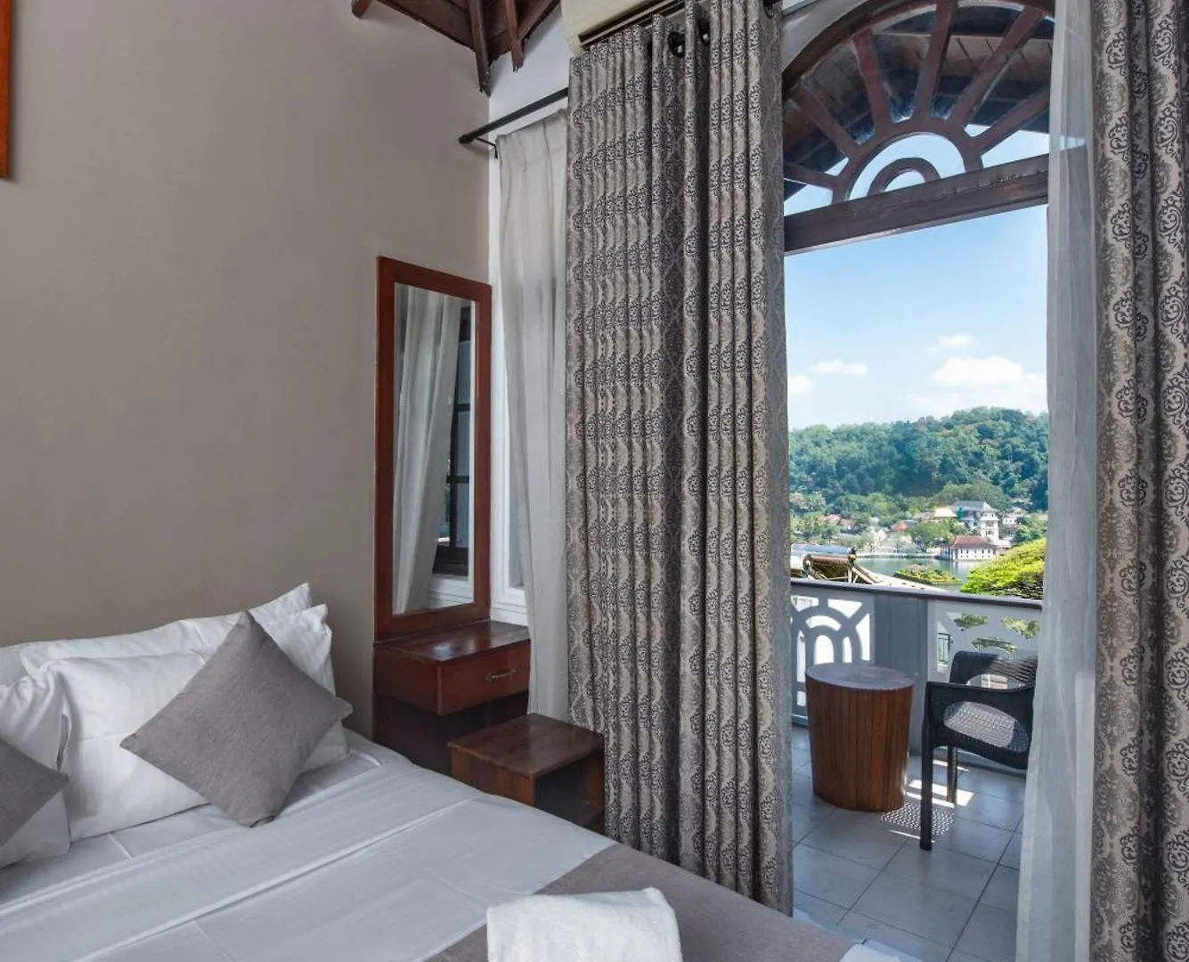 Ceyloni Lake Residency Kandy Hotel