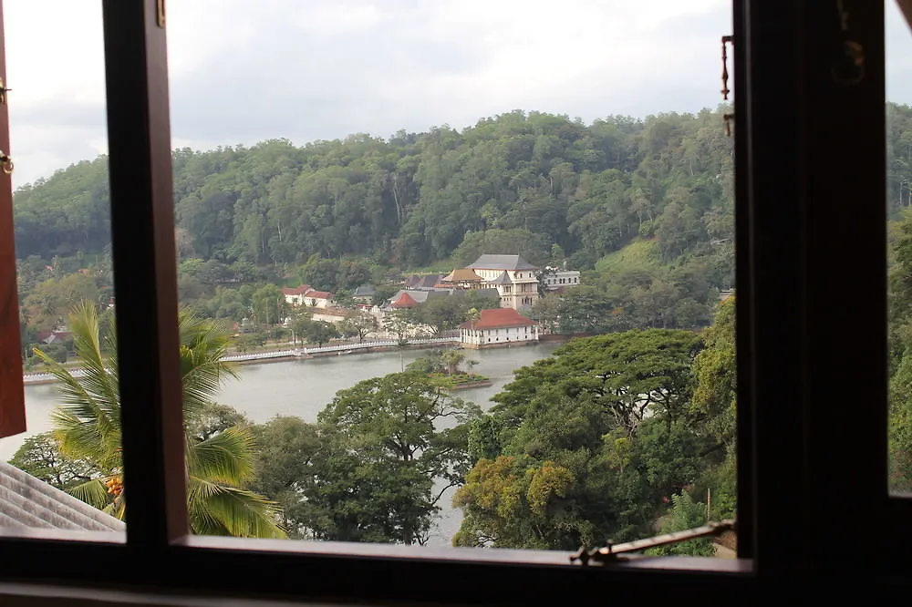 ** Hotel Ceyloni Lake Residency Kandy Sri Lanka